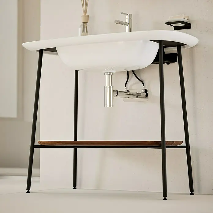 VitrA Plural Badmöbel-Set - Gesamtbreite Badmöbel: 99,5 cm, Weiß/Eiche Dunkel/Schwarz, Glänzend, 3 -tlg. - Nahaufnahme eines modernen Waschtisches mit einem eleganten weißen Waschbecken und einem filigranen schwarzen Gestell mit Holzablage.
