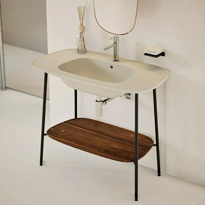 VitrA Plural Badmöbel-Set - Gesamtbreite Badmöbel: 99,5 cm, Taupe/Eiche Dunkel/Schwarz, Matt, 3 -tlg. - Ein stilvoller Waschtisch mit einer Ablage aus Holz, perfekt für moderne Badezimmer. Das Waschbecken ist in einem sanften Weißton gehalten.