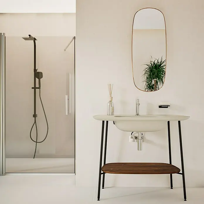 VitrA Plural Badmöbel-Set - Gesamtbreite Badmöbel: 99,5 cm, Taupe/Eiche Dunkel/Schwarz, Matt, 3 -tlg. - Badezimmer-Interieur mit modernem Waschtisch mit Holzablage und ovalem Spiegel, neben einer begehbaren Dusche.