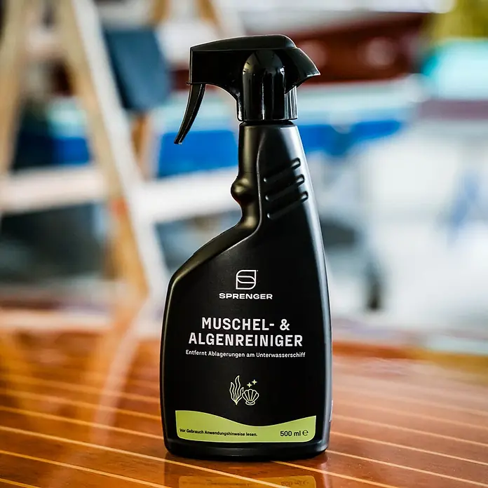 Sprenger Algen- & Muschelentferner - 500 ml - Produktfoto: Schwarze Sprühflasche mit "Muschel- & Algenreiniger" von Sprenger, ideal zur Reinigung von Unterwasserschiffen.