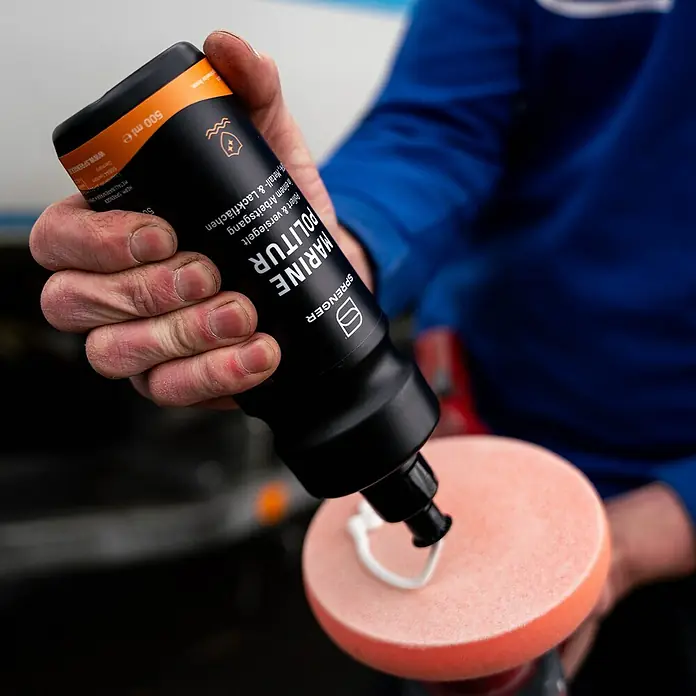 Sprenger Marine-Politur - 500 g - Auftragen von Sprenger Marine Politur auf einen Polierschwamm. Das Produkt ist für Metall- und Lackoberflächen geeignet und versiegelt diese.