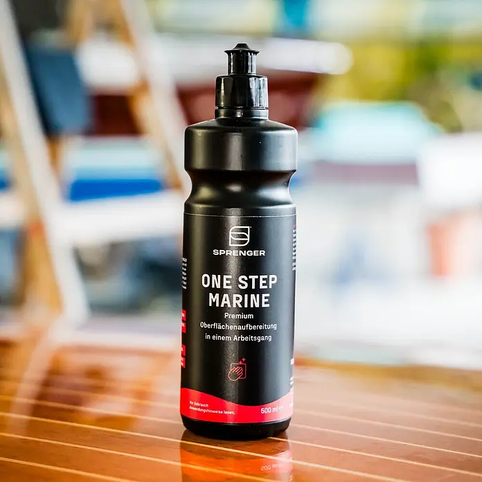 Sprenger Politur One Step Marine - 500 g - Nahaufnahme einer Flasche Sprenger One Step Marine, einem Premium-Produkt für die Oberflächenaufbereitung im maritimen Bereich.