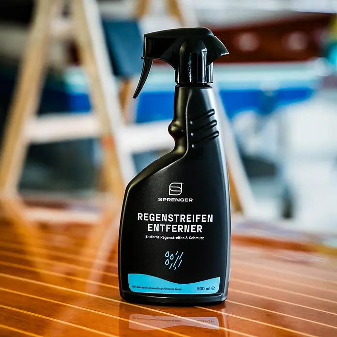 Sprenger Regenstreifen-Entferner - 500 ml - Sprühflasche Sprenger Regenstreifen Entferner, ein Reinigungsmittel gegen Regenstreifen und Schmutz, auf einem Holztisch.