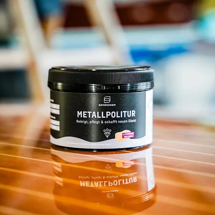 Sprenger Metall-Politurpaste inkl. Schwamm - 500 g - Nahaufnahme eines Behälters Metallpolitur von Sprenger, ideal zum Reinigen, Pflegen und Verleihen von neuem Glanz.