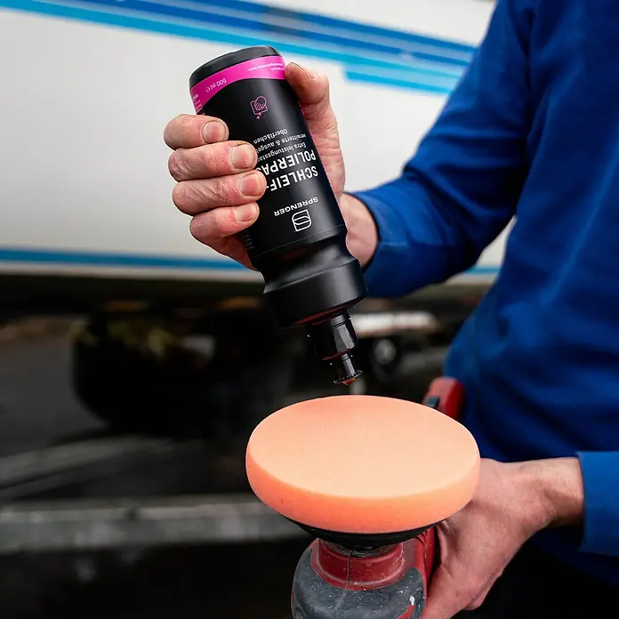 Sprenger Schleif-Polier-Paste - 500 g - Auftragen von Schleifpolitur von Sprenger auf ein Polierpad. Professionelle Oberflächenbearbeitung für glänzende Ergebnisse.