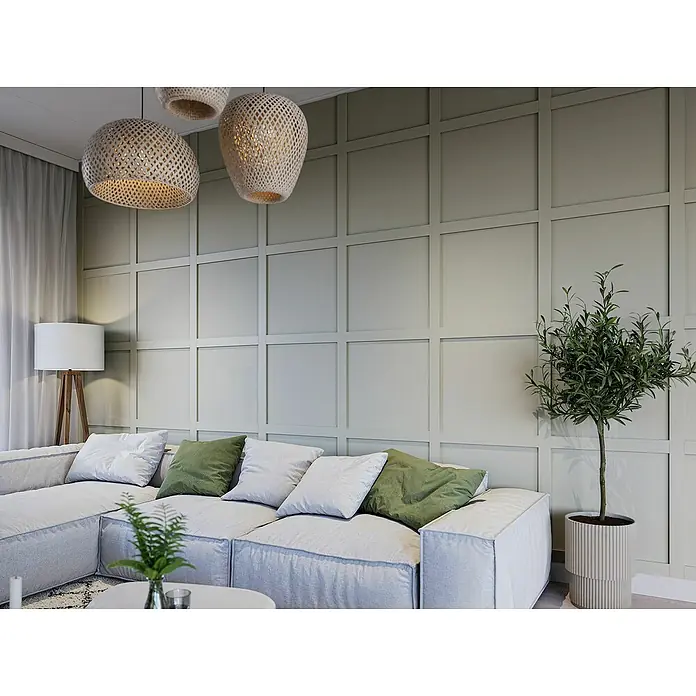 Wandleiste Set - Fläche 130x130cm, Weiß, MDF, Höhe: 1,3 cm, Breite: 6,3 cm - Wohnzimmer mit modularem Sofa, grünen Akzenten und hölzernen Hängelampen, die eine gemütliche und stilvolle Atmosphäre schaffen.