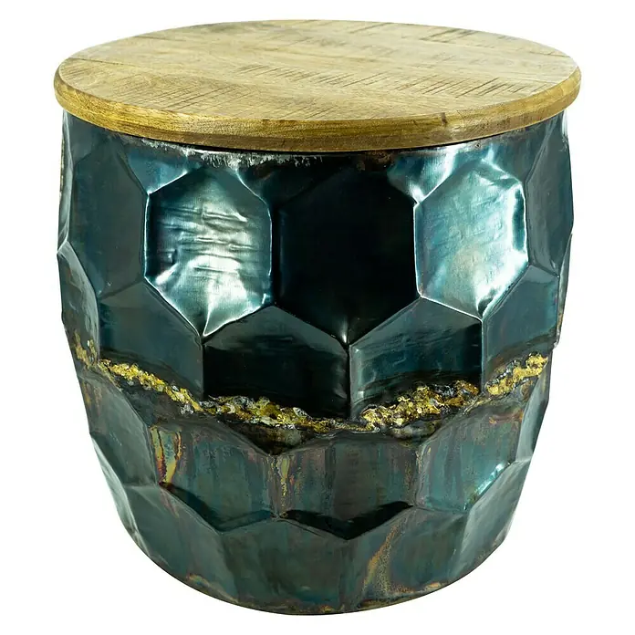 Beistelltisch Fass - Ø x H: 46 x 45 cm, Schwarz/Natur, Holz - Ein runder Beistelltisch mit einer Holzplatte und einem blaugrünen, facettierten Metallsockel mit goldenen Akzenten.