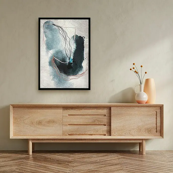Cuadro 520 - Abstracto 520, An x Al: 42 x 52 cm, 1 pzs. - Elegante aparador de madera clara con una obra de arte abstracta encima, realzando la estética moderna del espacio.
