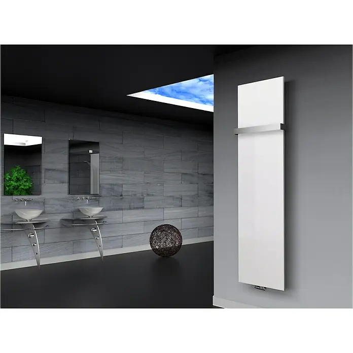 Szagato Designheizkörper Manhattan 3 - B x H: 470 x 1.800 mm, Wärmeleistung bei Vorlauftemperatur von 75 °C (D: 50): 1.118 W, Weiß, Mit 1 Handtuchhalter (50 mm) - Elegantes Badezimmer-Interieur mit modernem, weißem Glasheizkörper an der Wand.