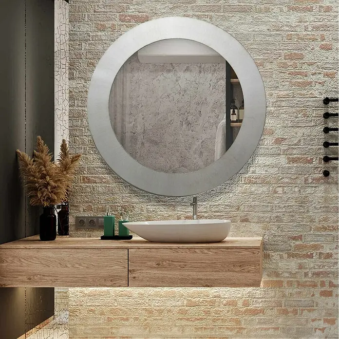 Espejo de pared Circular - Diámetro: 60 cm, Plata betún - Un moderno espejo redondo cuelga sobre un elegante lavabo en el baño, combinando estilo y funcionalidad.