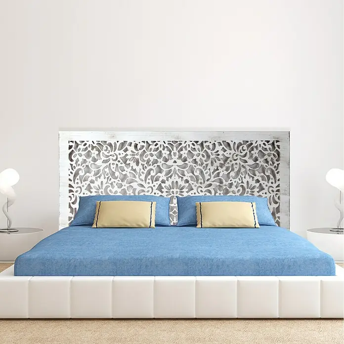 Cabecero de cama Mosaico 154 - An x Al: 145 x 80 cm, Blanco betún - Elegante cama con funda azul y cabecero decorativo blanco con diseño floral, ideal para un ambiente de dormitorio.
