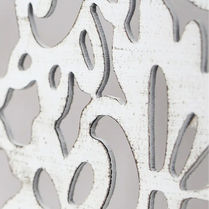Cabecero de cama Mosaico 154 - An x Al: 145 x 80 cm, Blanco betún - Primer plano de un panel ornamental de madera tallada y encalada que muestra un encanto rústico y detalles intrincados recortados.