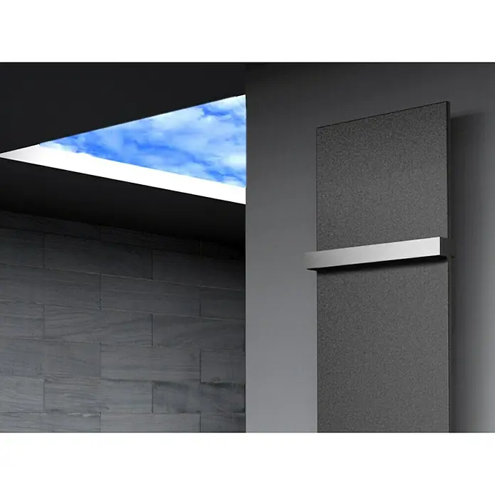 Szagato Designheizkörper Manhattan 3 - B x H: 470 x 1.800 mm, Moonstone-Grau, Mit 1 Handtuchhalter (50 mm) - Elegantes Design: Grauer Heizkörper mit silberner Halterung in modernem Badambiente mit Oberlicht für Tageslicht.