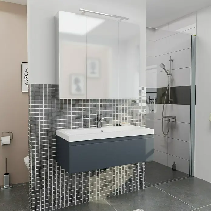 Camargue Espacio Einbauwaschbecken Olex - 100 x 46 cm, Weiß - Elegantes Badezimmer-Interieur mit einem modernen Waschtisch in Grau, einem Spiegelschrank und einer stilvollen Duschkabine.