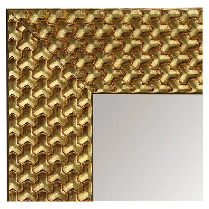 Espejo de pared Espiral - 56 x 150 cm, Oro - Primer plano de un espejo dorado con un intrincado patrón geométrico que añade un toque elegante al diseño del espejo.
