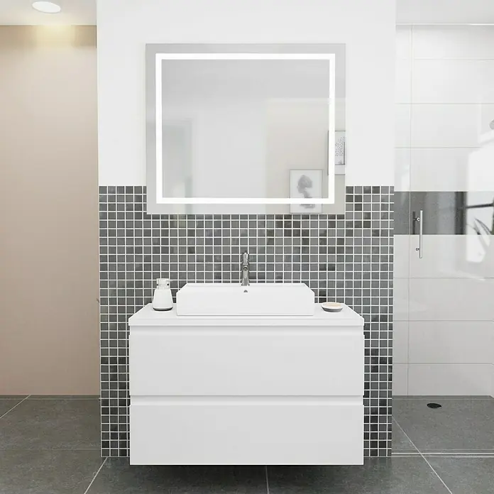 Camargue Espacio Badmöbel-Set i92 - 100 cm, Gama weiß matt - Das Badezimmer verfügt über einen modernen Waschtisch mit weißem Unterschrank und rechteckigem Aufsatzwaschbecken unter einem beleuchteten Spiegel.