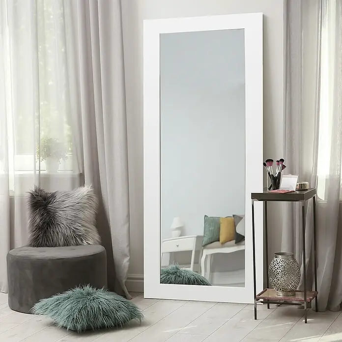 Espejo de pared 249 - 55 x 150 cm, Blanco - Interior elegante con espejo de pie sin marco, que amplía visualmente el espacio y crea un ambiente moderno.