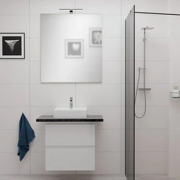 Camargue Espacio Waschtischunterschrank - 60 x 46 x 60 cm, 2 Schubkästen, Gama weiß glänzend - Ein modernes Badezimmer mit einem Waschtischunterschrank mit Schubladen, einem quadratischen Spiegel und einer Duschkabine mit Glaswand.