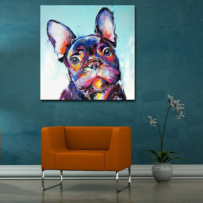 Lienzo Bulldog - Bulldog, An x Al: 80 x 80 cm, 1 pzs. - Un cuadro colorido de un cachorro de bulldog francés en una pared, complementado con un sillón naranja y una planta en maceta para la decoración.