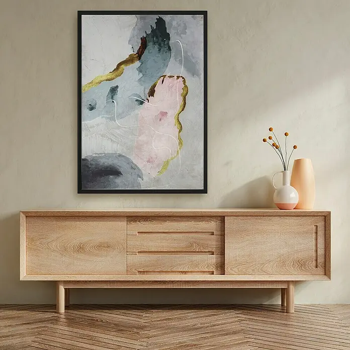 Cuadro 510 - Abstracto 510, An x Al: 42 x 52 cm, 1 pzs. - Elegante aparador de madera clara con arte abstracto encima, que muestra un diseño moderno de espacio habitable.