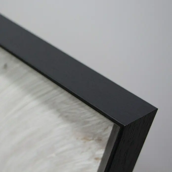 Cuadro 508 - Abstracto 508, An x Al: 42 x 52 cm, 1 pzs. - Primer plano de una obra de arte enmarcada con un marco negro elegante y moderno que complementa la paleta de colores neutros de la obra.