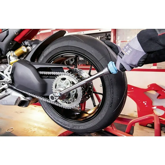 Hazet Drehmomentschlüssel 5122-3CT - ½″ Vierkant, 40 Nm - 200 Nm - Nahaufnahme eines Motorradreifens mit Werkzeug, der auf einem Montageständer steht. Das Produkt ist ein hochwertiger Reifen für Motorräder.