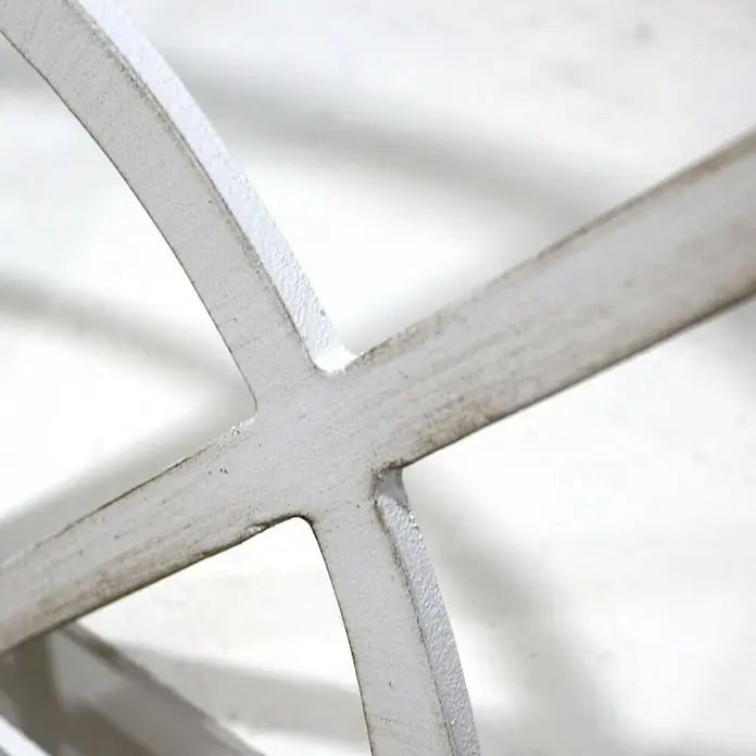 Espejo de pared Catania - 70 x 100 cm, Blanco betún - Primer plano de una decoración de pared metálica pintada de blanco con un acabado rústico, mostrando un elemento de diseño arquitectónico.