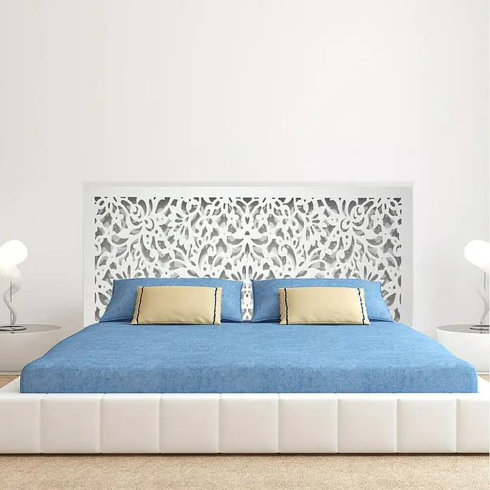Cabecero de cama Mosaico 154 - An x Al: 145 x 80 cm, Blanco liso - Dormitorio acogedor con cama azul y cabecero estampado, flanqueado por mesitas de noche con lámparas modernas.