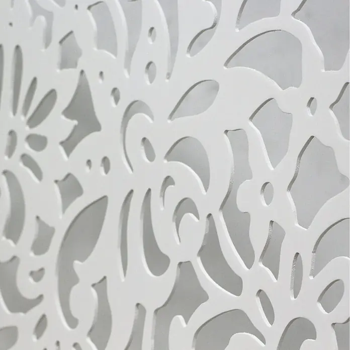 Cabecero de cama Mosaico 154 - An x Al: 145 x 80 cm, Blanco liso - Elegante panel blanco con patrón floral calado. Un elemento decorativo que combina luz y diseño con estilo.