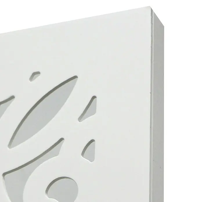 Cabecero de cama Mosaico 154 - An x Al: 145 x 80 cm, Blanco liso - Primer plano de un panel decorativo blanco con un diseño floral recortado, ideal para una decoración interior elegante.