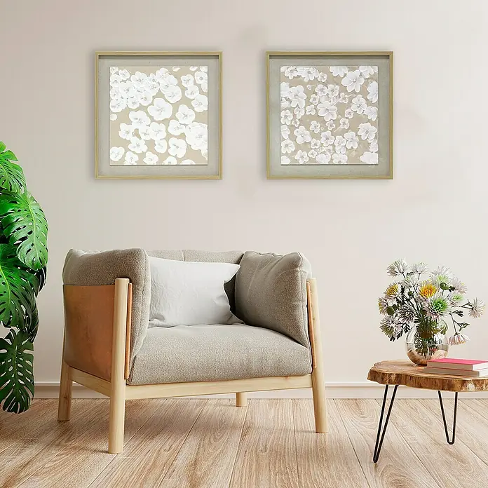 Cuadro set de 2 Flores en Relieve - Flores en relieve, An x Al: 50 x 50 cm, 2 pzs. - Dos obras de arte floral enmarcadas cuelgan sobre un cómodo sillón con almohada, junto a una mesa de madera con flores y un libro.