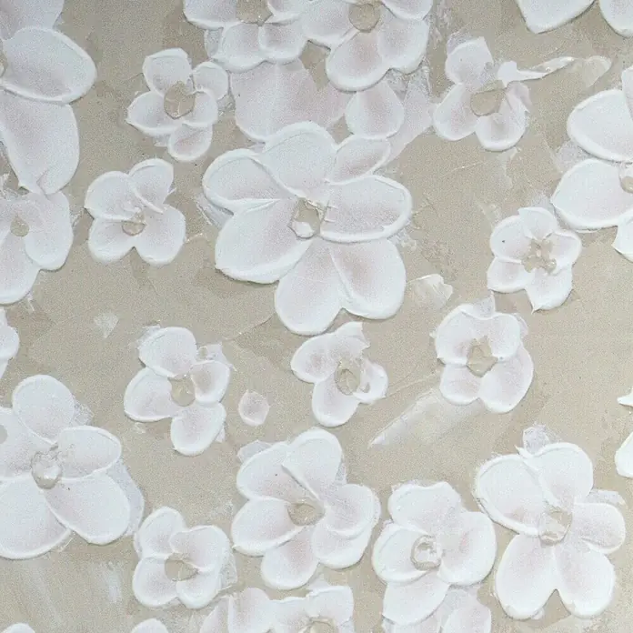 Cuadro set de 2 Flores en Relieve - Flores en relieve, An x Al: 50 x 50 cm, 2 pzs. - Primer plano de un lienzo con diseños florales blancos con detalles en relieve que crean una superficie elegante.