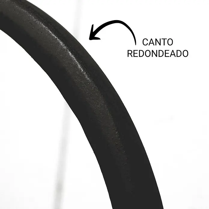 Espejo de pared Catania - 70 x 100 cm, Negro - Primer plano de un objeto negro y redondo con una superficie lisa y un etiquetado que indica un borde redondeado.