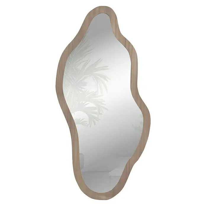 Espejo de pared Onda - 38 x 78 cm, Roble - En la foto se ve un espejo elegante con un marco de madera de forma natural. Refleja una planta y añade un toque moderno a cualquier habitación.