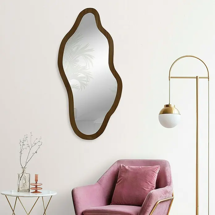 Espejo de pared Onda - 38 x 78 cm, Tabaco - Espejo de pared de forma irregular con marco marrón en un elegante espacio de estar.