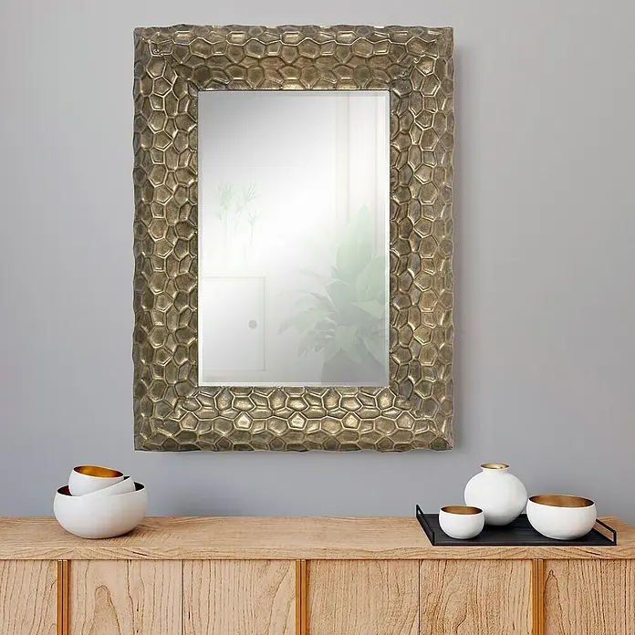 Espejo de pared Malasia - 70 x 100 cm, Oro - Espejo rectangular decorativo con marco de diseño de panal en tonos dorados exhibido sobre un gabinete de madera con jarrones.