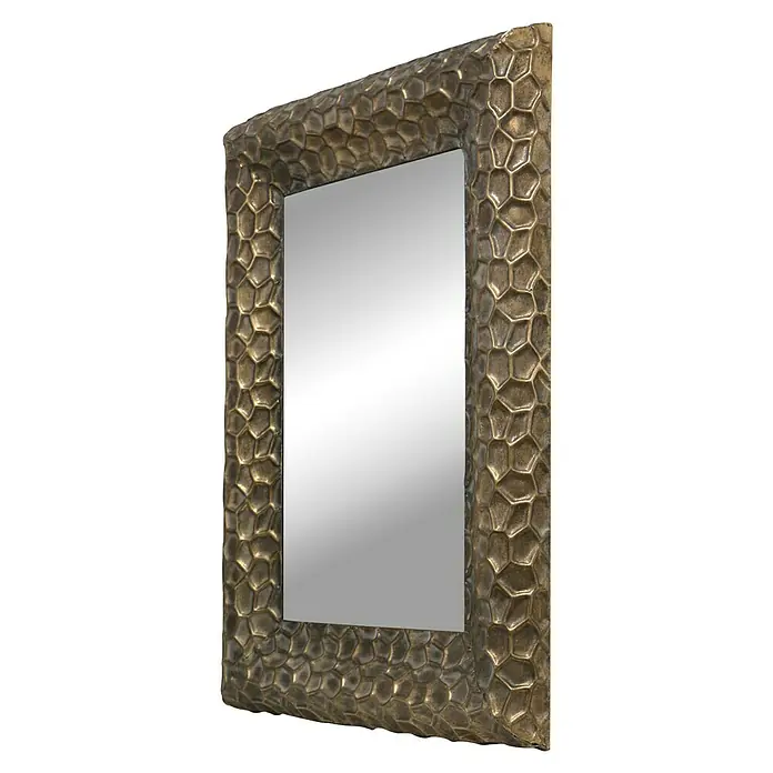 Espejo de pared Malasia - 70 x 100 cm, Oro - Primer plano de un espejo rectangular con un marco dorado con un patrón celular, que añade un acento elegante a cualquier estancia.