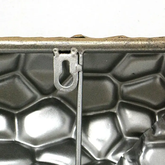 Espejo de pared Malasia - 70 x 100 cm, Oro - Primer plano de una decoración de pared de metal plateado con textura martillada y herraje para colgarla fácilmente.