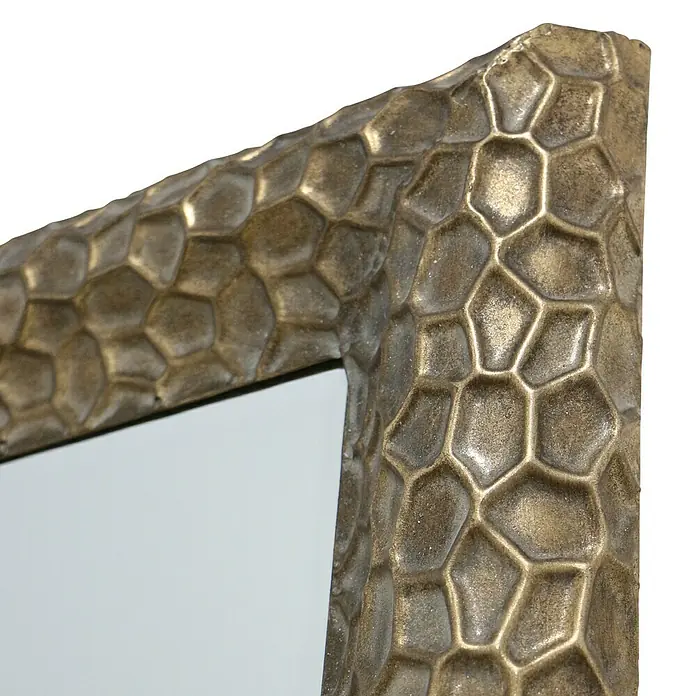 Espejo de pared Malasia - 70 x 100 cm, Oro - Primer plano de un espejo con marco de bronce con textura de panal, que añade un toque rústico y elegante.