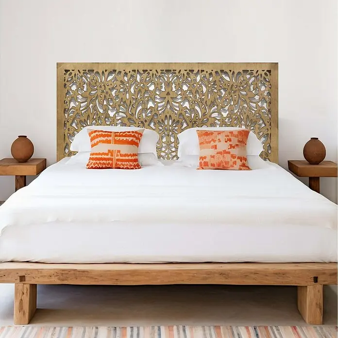 Cabecero de cama Mosaico 154 - An x Al: 145 x 80 cm, Roble - Elegante dormitorio con cama de madera, cabecero artístico y cojines coordinados armónicamente.