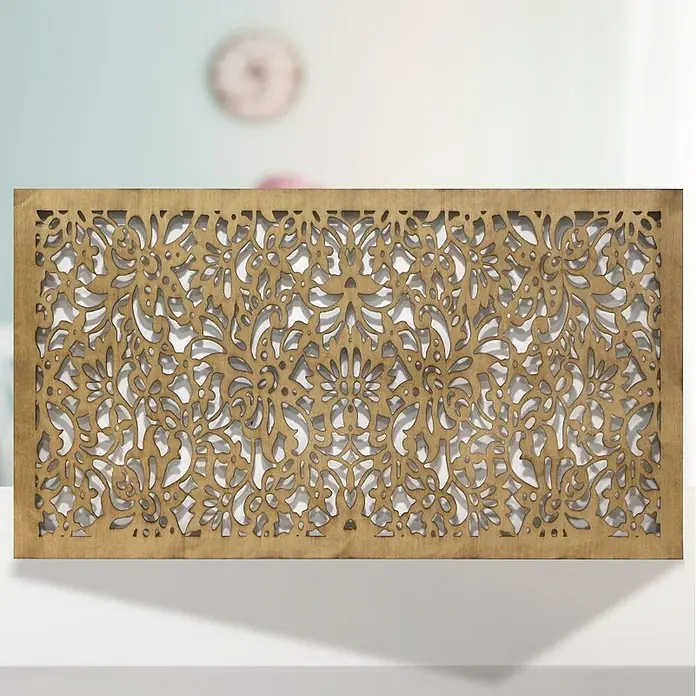 Cabecero de cama Mosaico 154 - An x Al: 145 x 80 cm, Roble - Una toma detallada de un panel decorativo de madera rectangular con intrincados patrones florales recortados, expuesto en un estante.