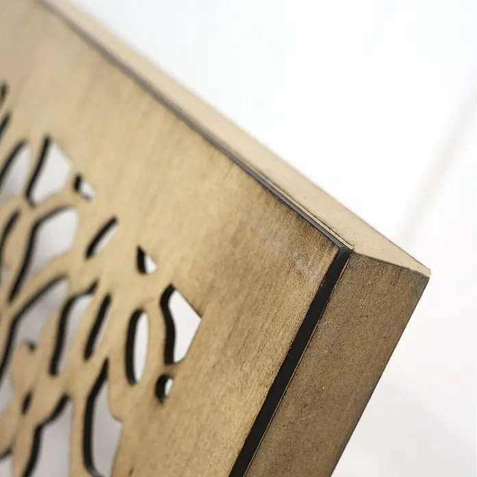 Cabecero de cama Mosaico 154 - An x Al: 145 x 80 cm, Roble - Primer plano de un panel decorativo de madera con un intrincado patrón recortado y un tinte de madera marrón claro.