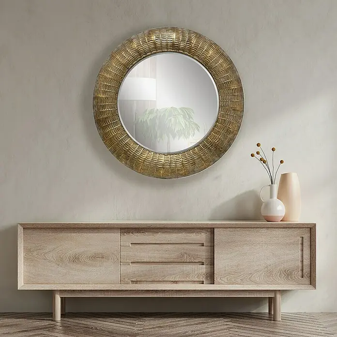 Espejo de pared Egipto - Diámetro: 80 cm, Oro - Espejo de pared decorativo con marco dorado sobre un armario de madera con jarrones, mostrando un interior elegante.