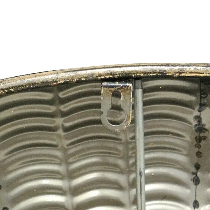 Espejo de pared Egipto - Diámetro: 80 cm, Oro - Detalle de una pieza de decoración artística de metal con textura ondulada y colgador, destacando su artesanía única.