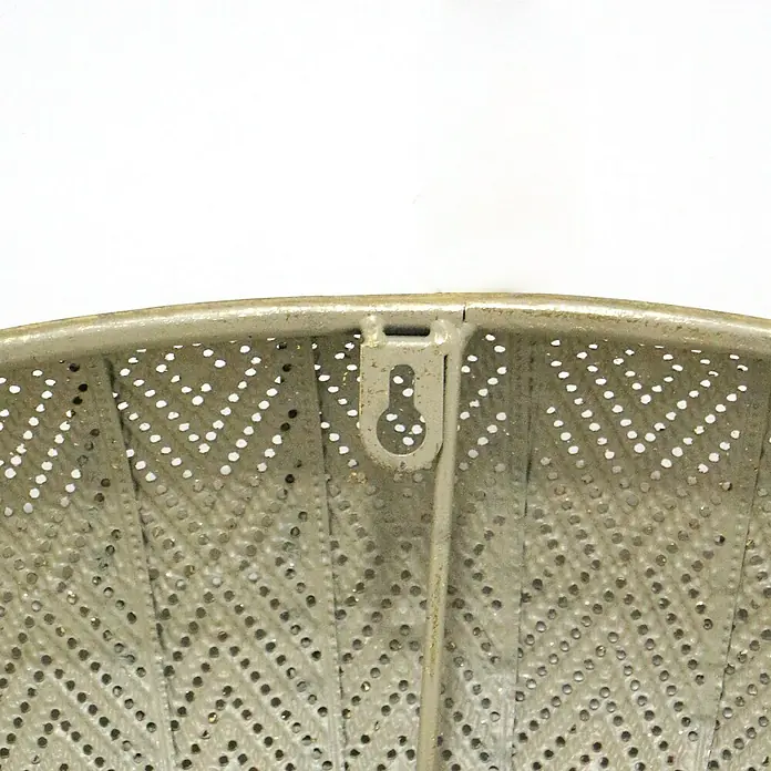 Espejo de pared Jordania - Diámetro: 80 cm, Oro - Primer plano de un abanico metálico decorativo con soporte de montaje. El diseño del ventilador presenta un patrón perforado.