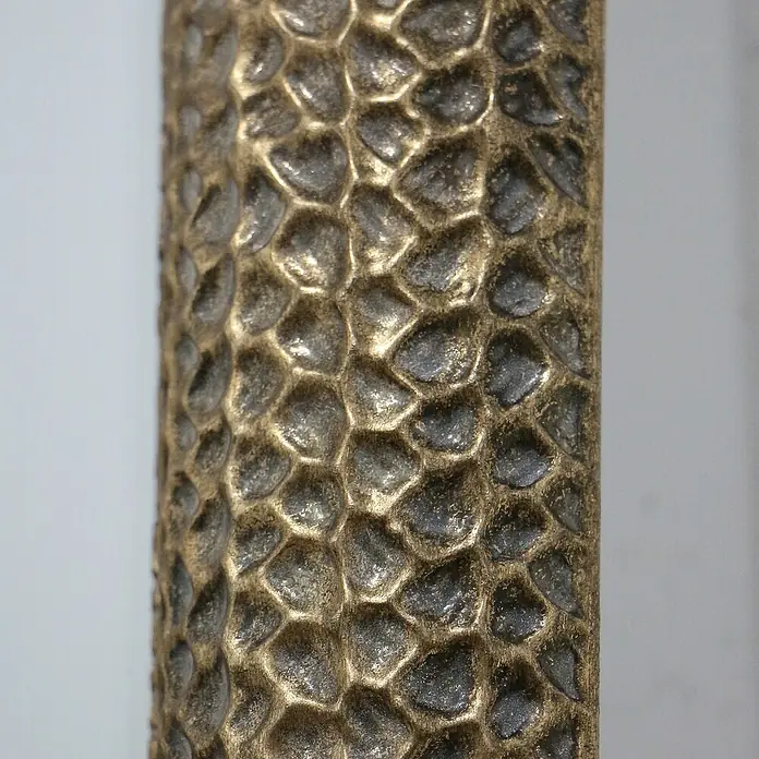 Espejo de pared Filipinas - 60 x 80 cm, Oro - Primer plano de una barra dorada texturizada, cuya superficie irregular le da un aspecto interesante.