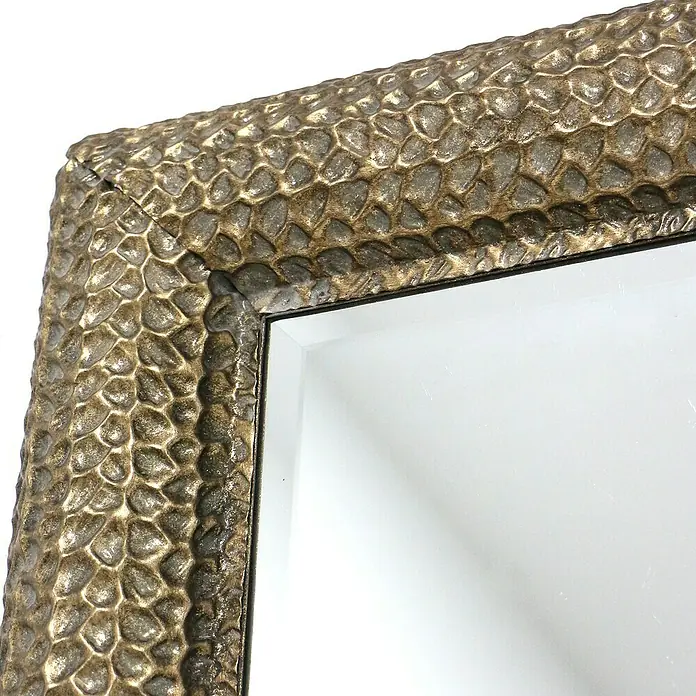 Espejo de pared Filipinas - 60 x 80 cm, Oro - Primer plano de un elegante espejo con un marco ornamentado en tonos dorados, que añade un toque de lujo a cualquier habitación.