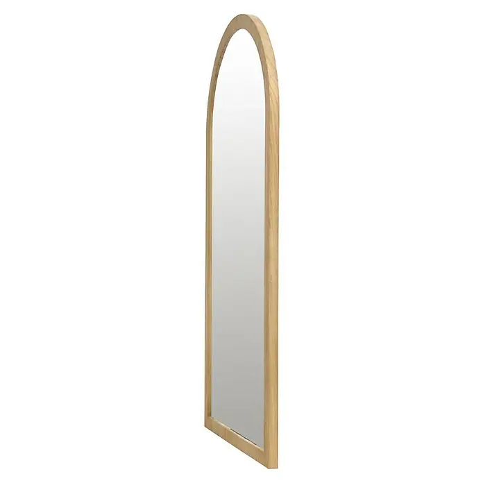 Espejo de pared Arco - 58 x 118 cm, Roble - Un elegante espejo de cuerpo entero con un marco de madera clara, que ofrece un toque natural y elegante a cualquier espacio.