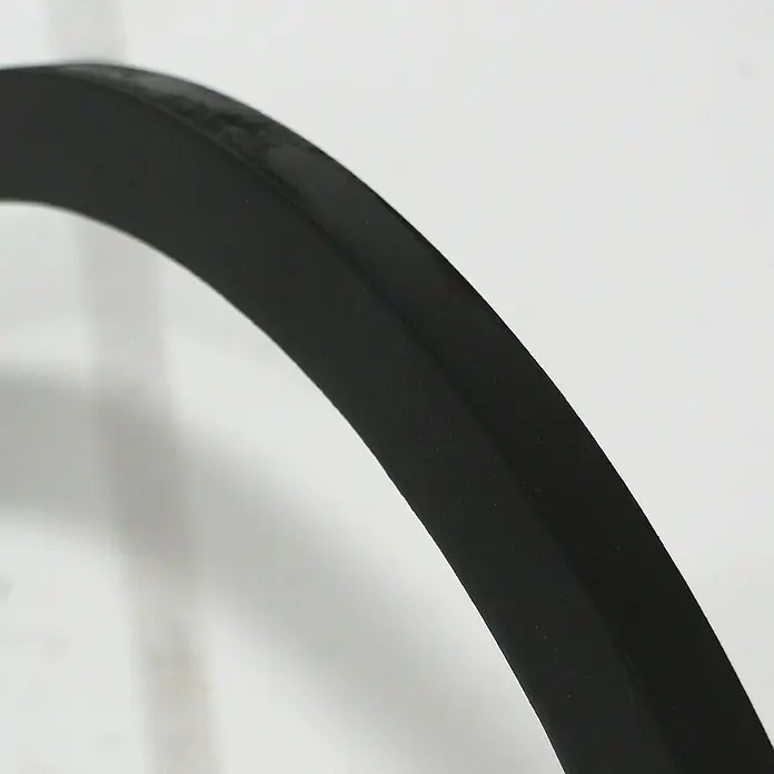 Espejo de pared Ovalado - 45 x 70 cm, Negro liso - Primer plano de un elegante marco de metal negro curvo sobre un fondo blanco liso, destacando el diseño elegante del marco.