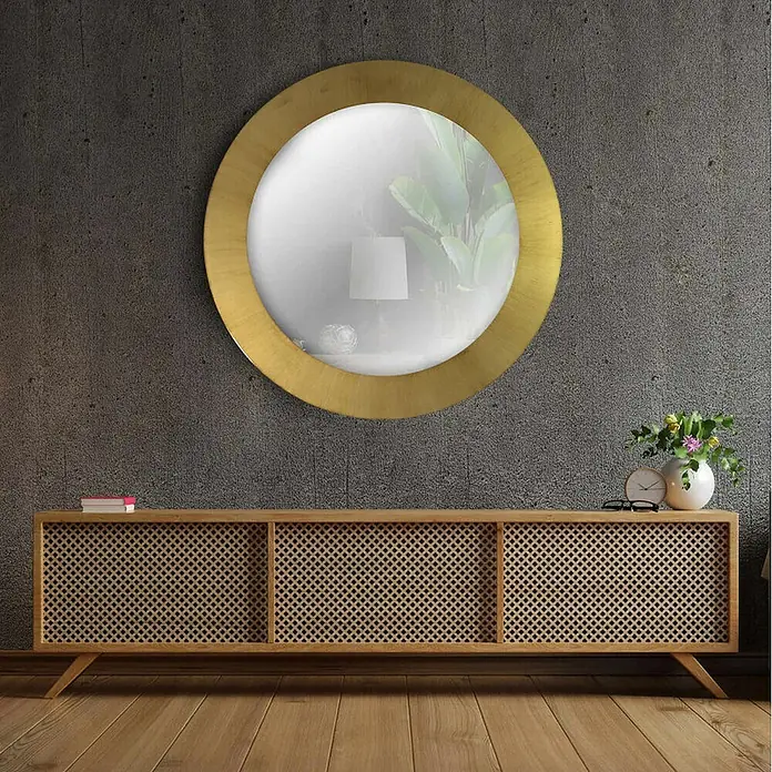 Espejo de pared Circular - Diámetro: 60 cm, Oro betún - Interior elegante con un espejo redondo con marco dorado sobre un aparador con frentes de malla de ratán.